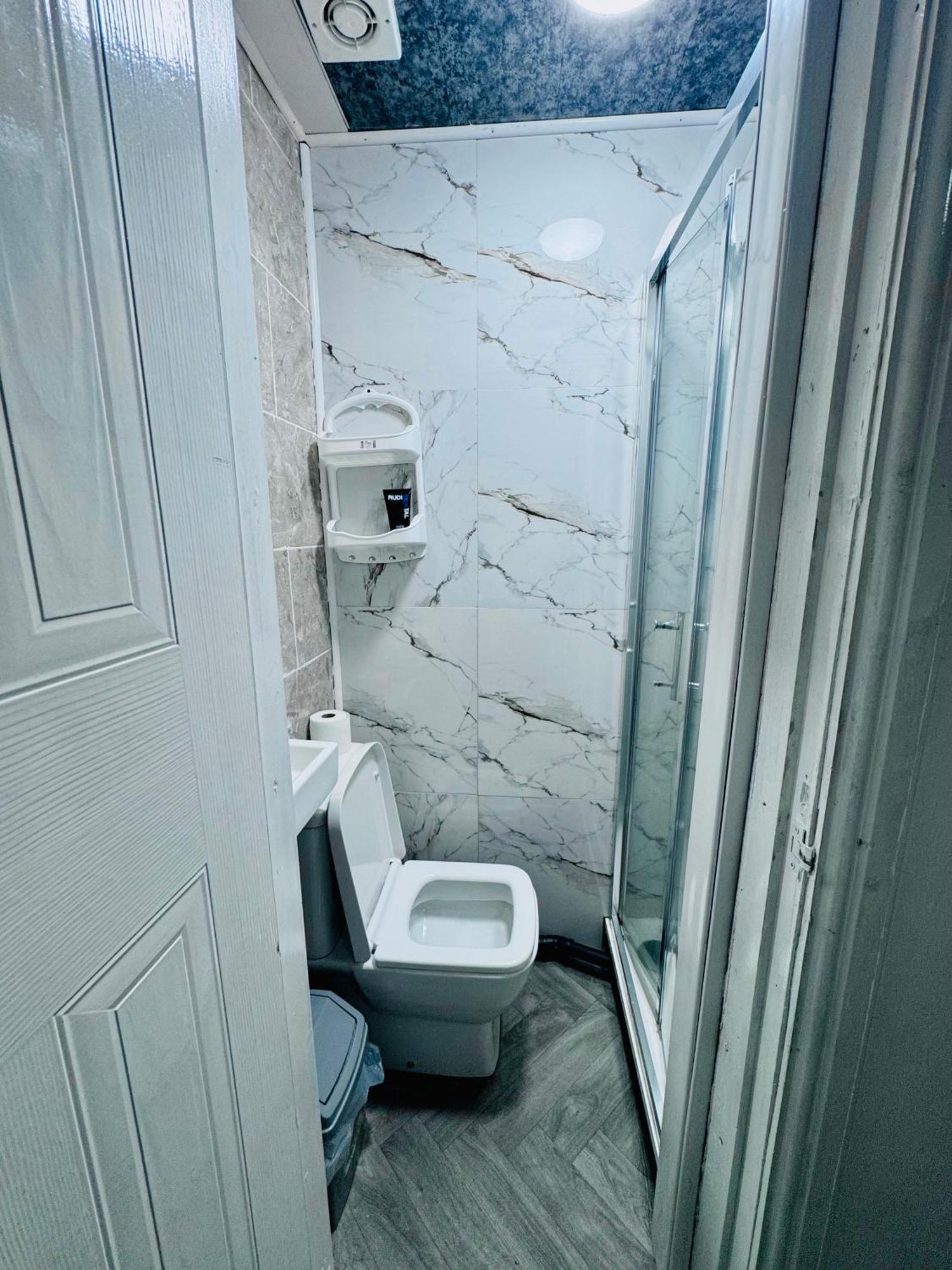 Unique Private Rooms Болтон Екстер'єр фото